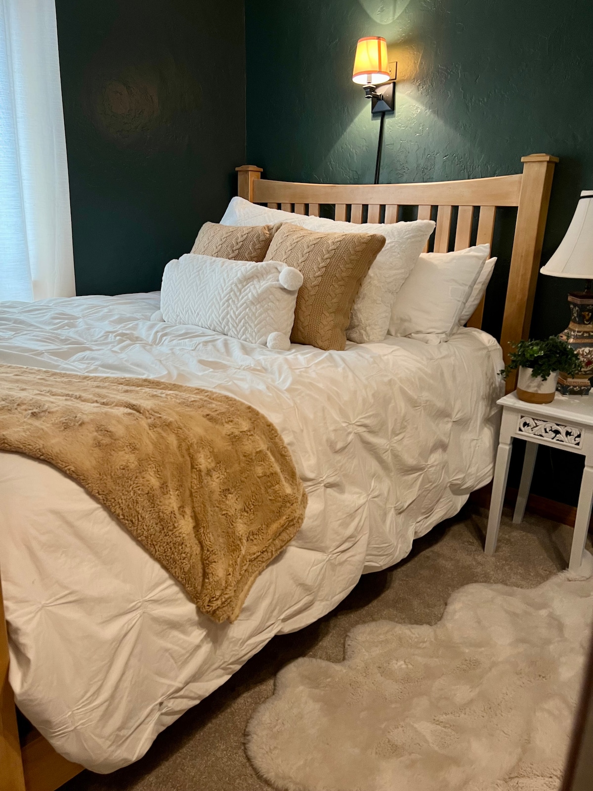 La petite chambre cosy en bas avec un lit queen 