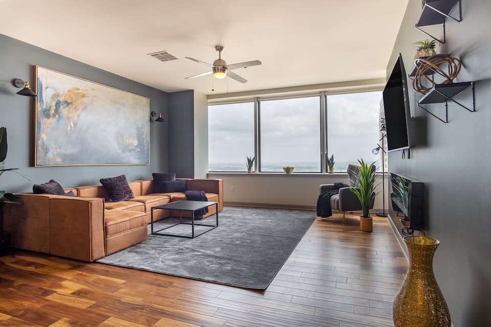 Luxury High-Rise 1000 sqft with views and sky pool — photo 1