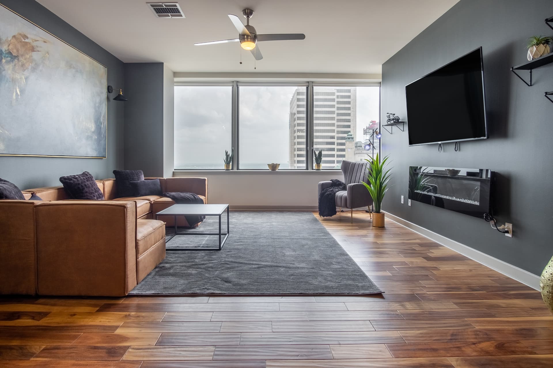 Luxury High-Rise 1000 sqft with views and sky pool — photo 3