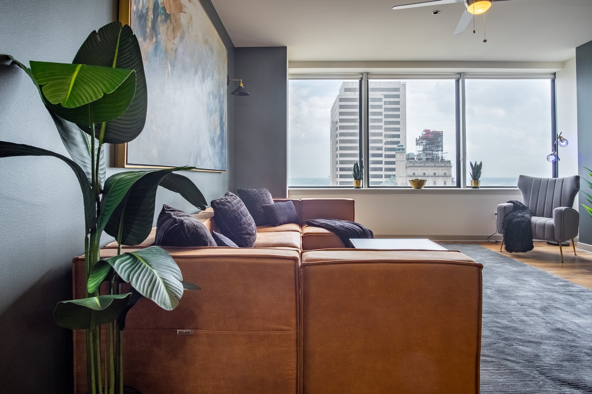 Luxury High-Rise 1000 sqft with views and sky pool — photo 4