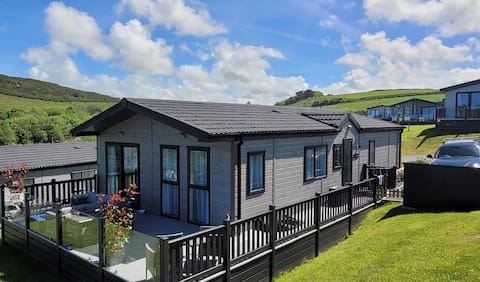 Stunning New 3BR Lodge Short walk to amazing Beach