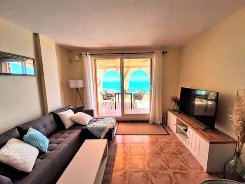 Modern apartment with 180° sea view, sun+pool
