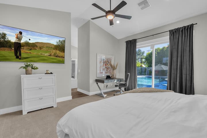 La chambre principale est spacieuse et permet un accès direct au patio et à la piscine par la porte coulissante.  Nous avons également fourni un espace bureau pour les travailleurs à distance qui choisissent de ne pas travailler au bord de la piscine.