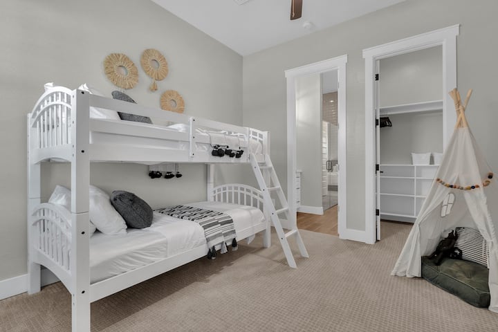 Chambre avec lits superposés sucrés pour un usage familial