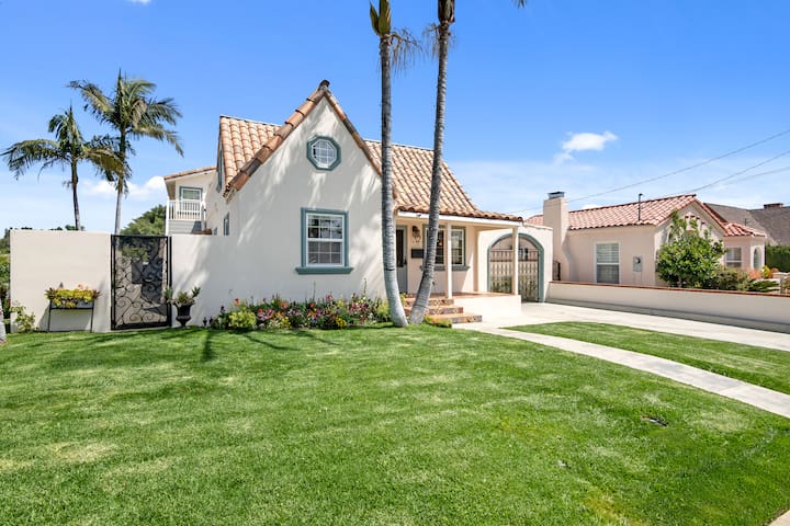 Cheerful 6-bedroom Villa with hot tub