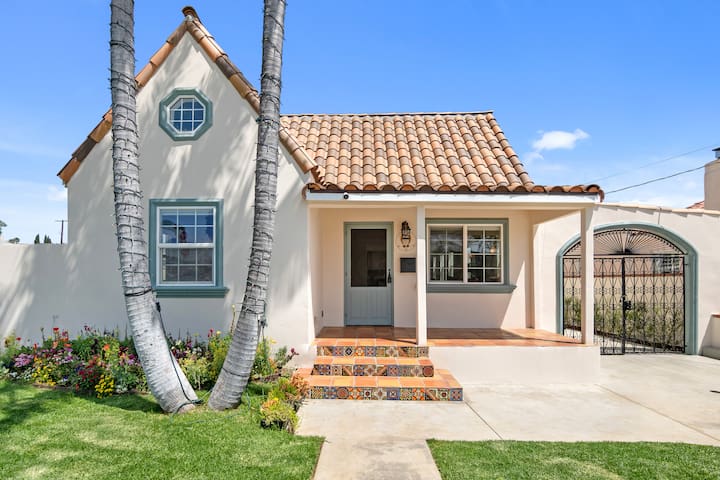 Cheerful 6-bedroom Villa with hot tub gallery image 3