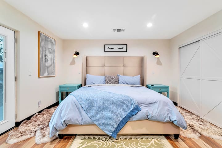 Spavaća soba 1 glavni bračni krevet (širine 180 - 200 cm