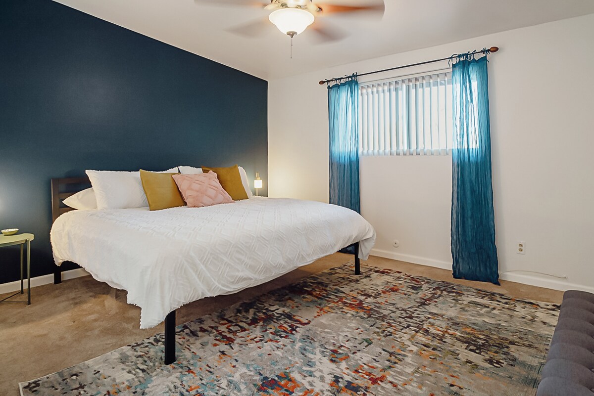 Chumba cha Msingi kilicho na Kitanda cha Kifalme