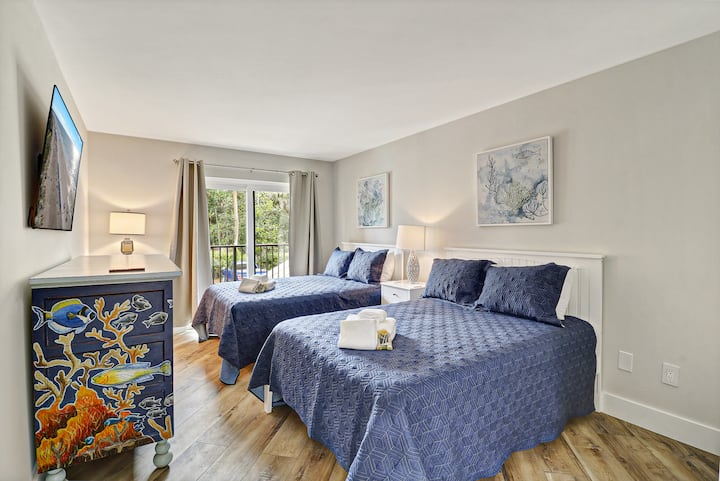 El dormitorio del océano con decoración de vida marina