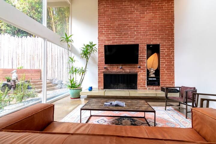 Sherman Oaks Santa Monica Mountain Oasis gallery image 2