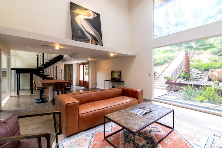Sherman Oaks Oasis | Modern Hillside Hideaway