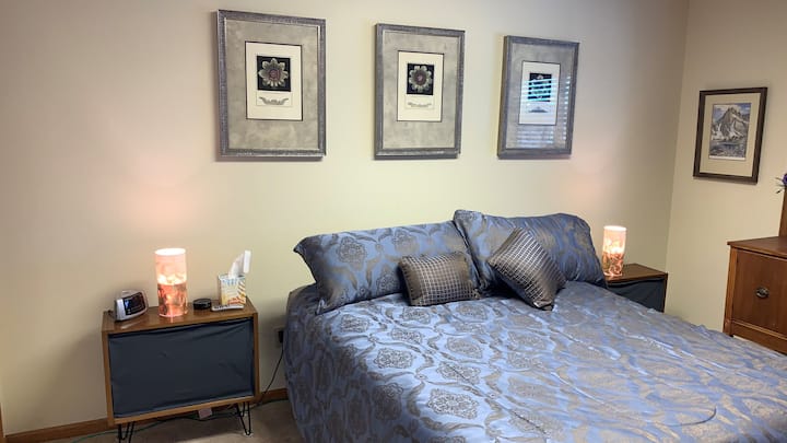 El dormitorio 1 tiene cama queen ajustable.