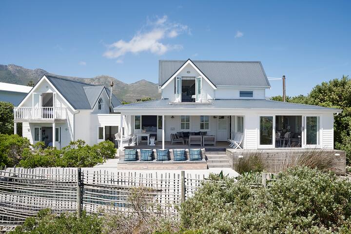 Noordhoek Beachhouse – front row with sea views
