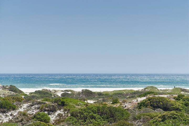 Noordhoek Beachhouse – front row with sea views gallery image 2