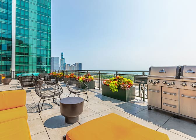 Downtown 3bd Penthouse| Lake Mich VIEWS +gym