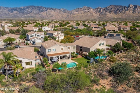 Desert Oasis Large home pool and spa!