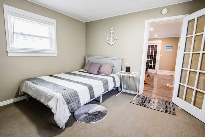 Спалня №1 Основен етаж и близо до банята. Двойно легло за комфортен сън. 