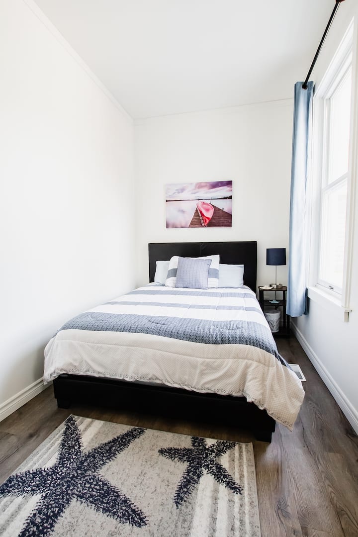 Спалня №2 Основен етаж. Двойното легло може да спи 2 души и е много уютно. 