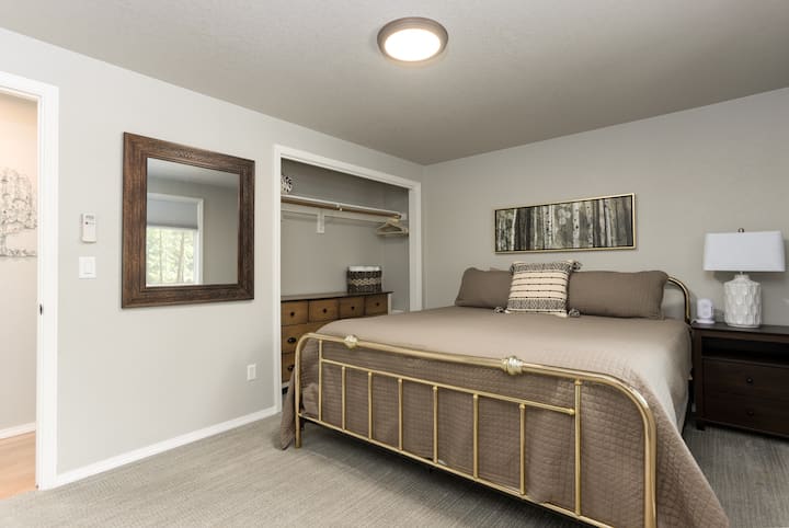Dormitorio principal grande con cama tamaño King.