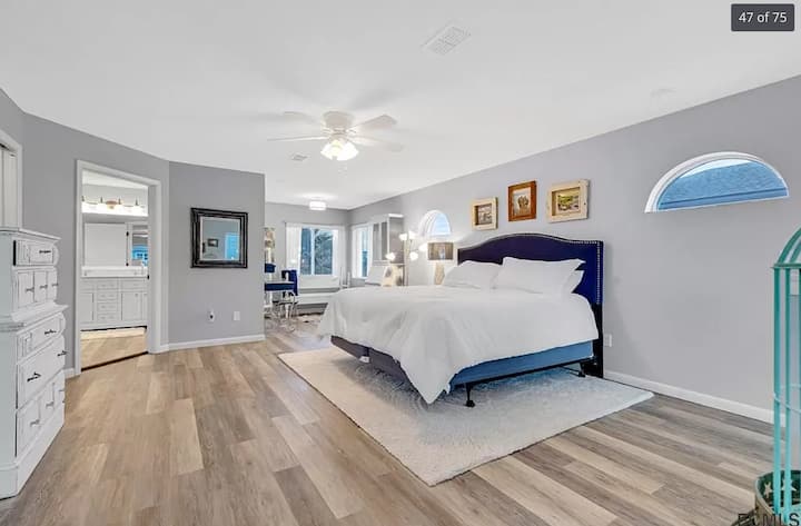 เตียงคิงไซส์ห้องนอนใหญ่ชั้น 2