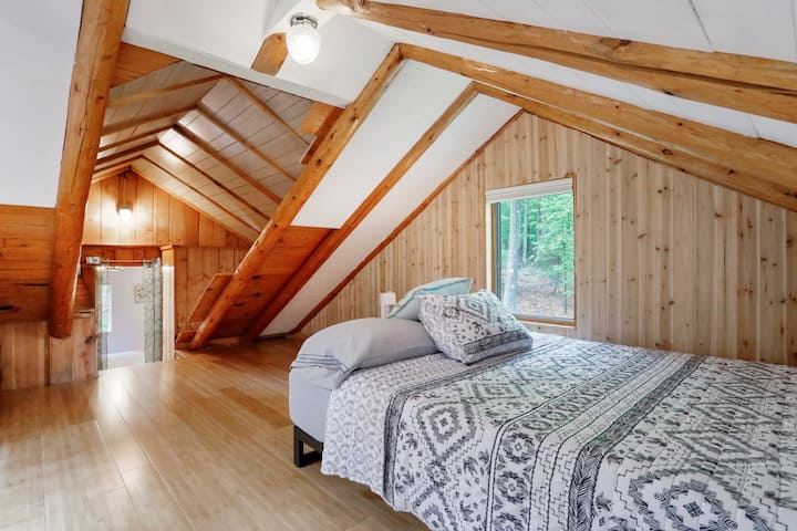 ห้องนอนที่ 3 เป็นห้องใต้หลังคาเปิดโล่งพร้อมเตียงควีนไซส์และพัดลม คำนึงถึงความสูงเพดานต่ำ!