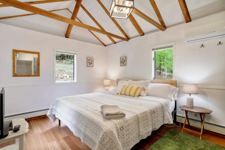 ทีวีขนาดเล็กพร้อมบริการสตรีมมิ่งเตียงคิงไซส์และเครื่องปรับอากาศ