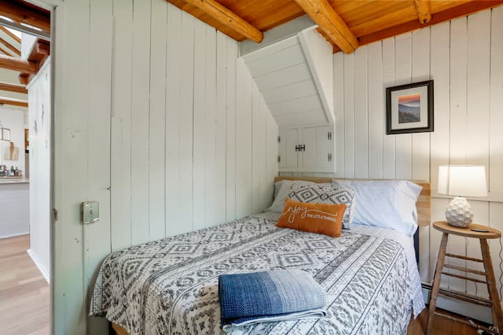 ห้องนอนชั้น 1 ใกล้ห้องน้ำพร้อมเตียงคู่