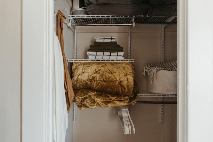 Ropa de cama y toallas adicionales en el armario compartido que conecta los dos dormitorios (puerta del otro lado para mayor privacidad). 