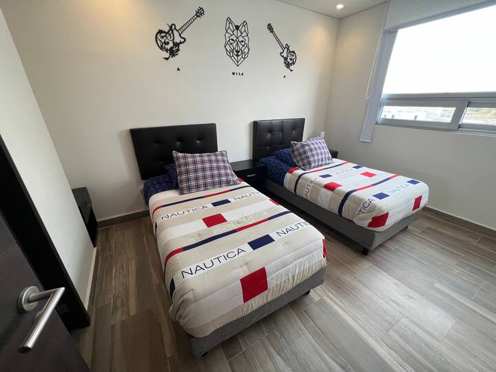 Habitación con 2 camas individuales / Room with 2 single beds 