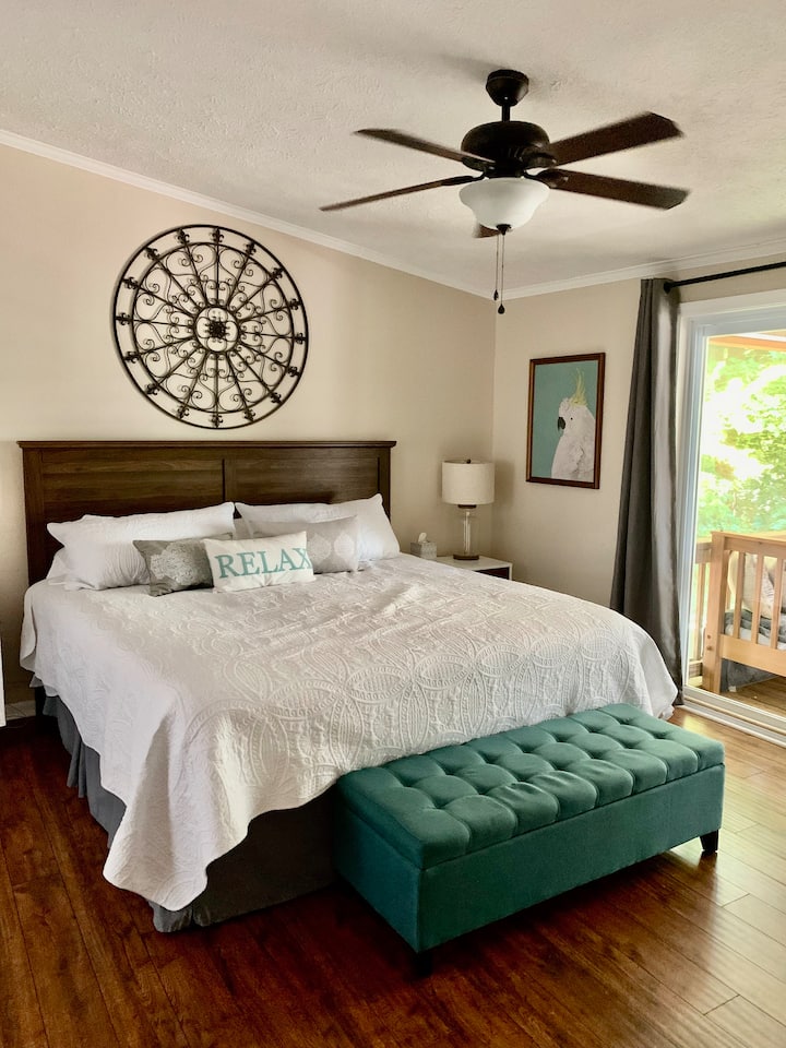 Chumba hiki kikuu cha kulala kinatoa ufikiaji wa moja kwa moja kwenye baraza la nyuma lenye mwonekano mzuri wa ziwa. Vipengele ni pamoja na bafu la malazi, godoro jipya la 2025, mashuka yenye starehe, kabati la kujipambia, kioo cha urefu kamili na televisheni, ikitoa mapumziko ya kupumzika na yenye nafasi kubwa!