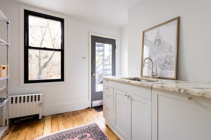 Charming Garden Level Ensuite Guest Room - Brooklyn, NY