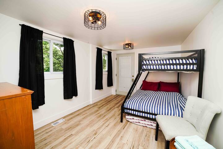 La camera 2 ha un letto a castello a due piazze e un letto estraibile extra.