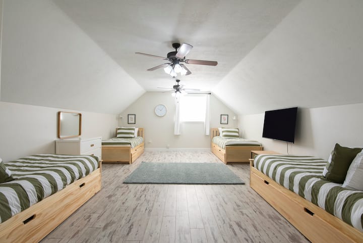 Soba u Utahu otmjena je spavaća soba/loft idealna za djecu i udobna je za odrasle. 