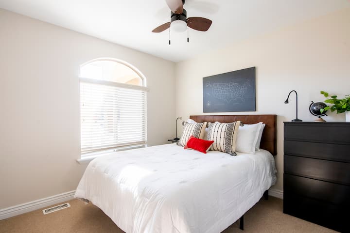 Soba za putnike nalazi se na glavnom katu s ladicama i ormarom. 