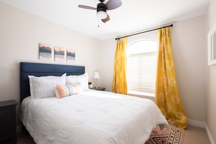 Soba za zalazak sunca u planini nalazi se na glavnom katu s ladicama i ormarom. 