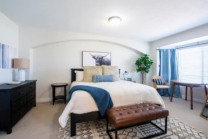 Primarna spavaća soba ima radni stol i dovoljno ladica kako ne biste morali živjeti od prtljage. 