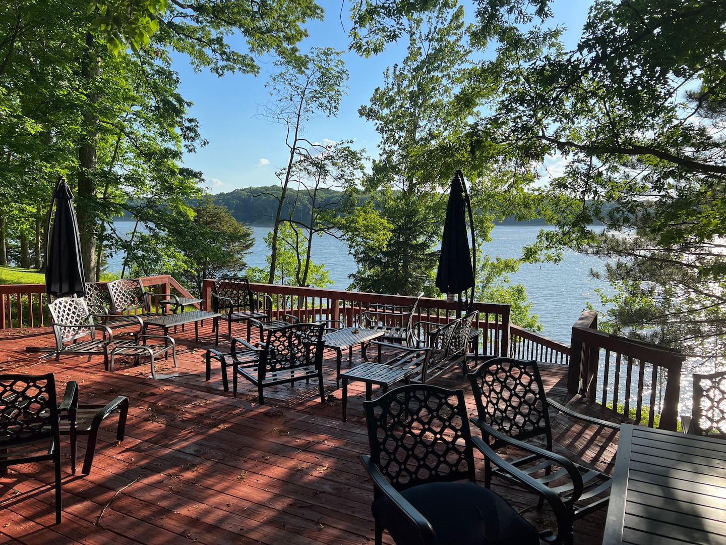Large lakehouse retreat
