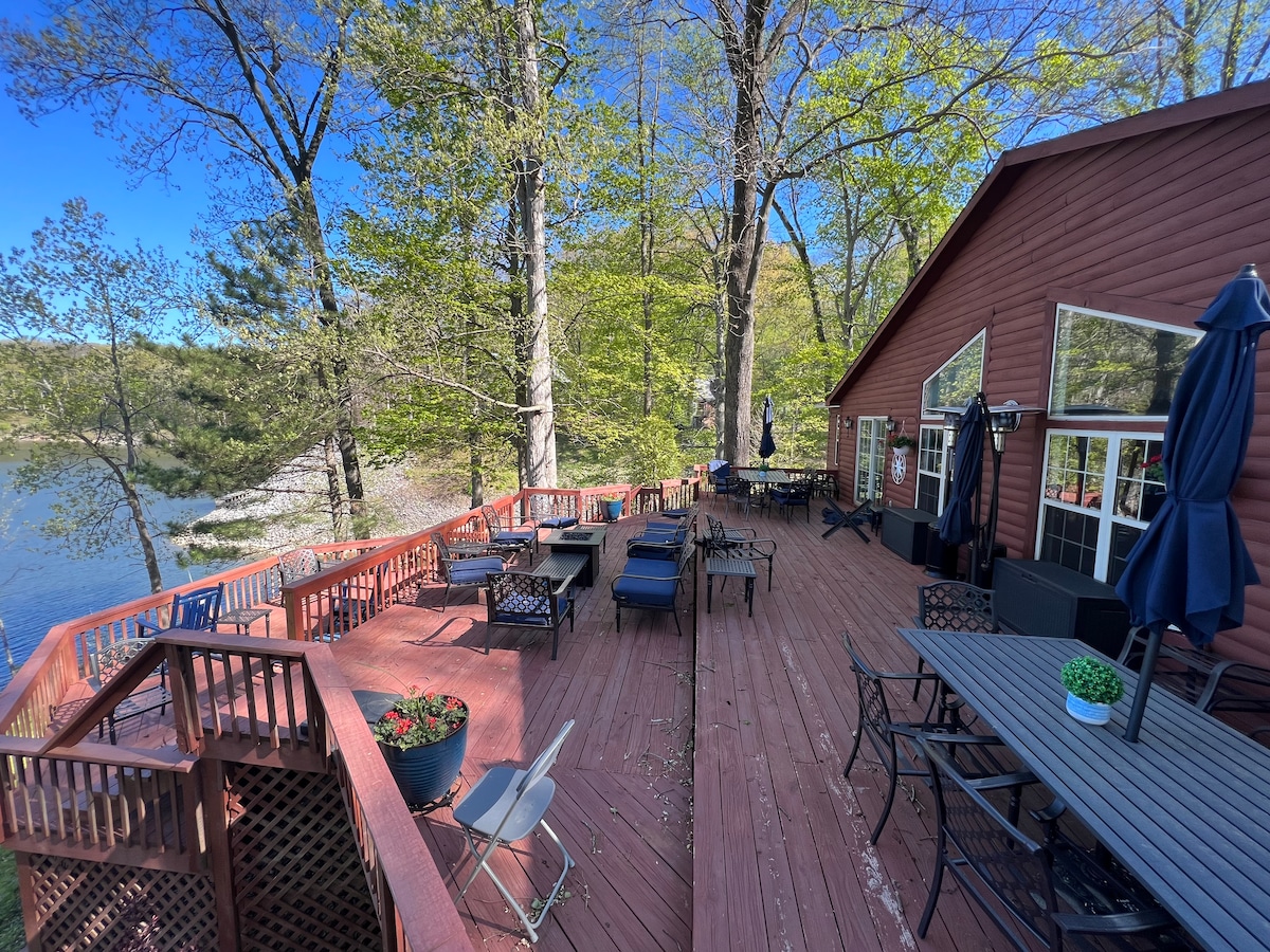 Large lakehouse retreat