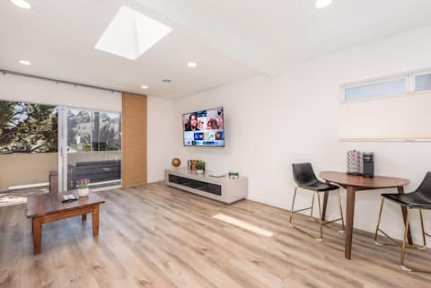 Top Airbnb: One Bdr Upstairs Apt- Mins to Sony Pics and Venice in Culver City