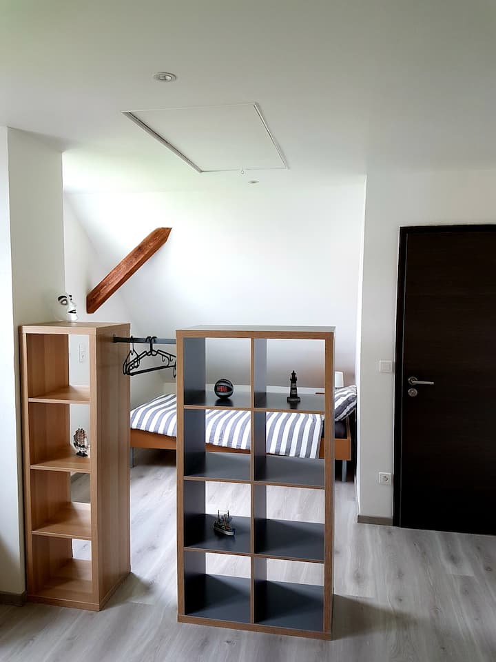 Საწოლები მზად იქნება!
ოთახი 3 საწოლით!
2 ერთ მხარეს და ერთი მეორე მხარეს, განცალკევებით!