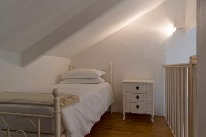 يوجد في الطابق العلوي في الميزانين غرفة نوم مزدوجة وحمام.  مثالية للأطفال لقد عرفت الأجداد لاختيار هذا المسكن الرائع. 