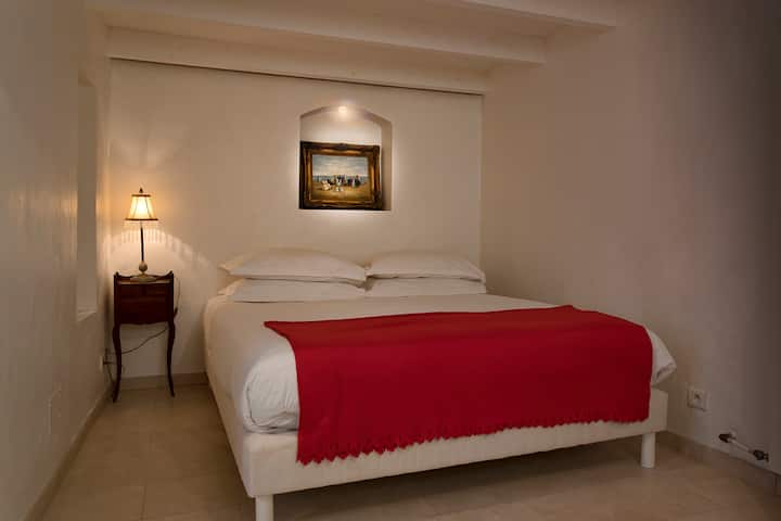 غرفة نوم مزدوجة ساحرة في زاوية الحديقة من المنزل. يحتوي هذا البيت القديم على جدران سميكة ومساحات خضراء من الحديقة تضمن أن النوم هنا مريح دائمًا. 