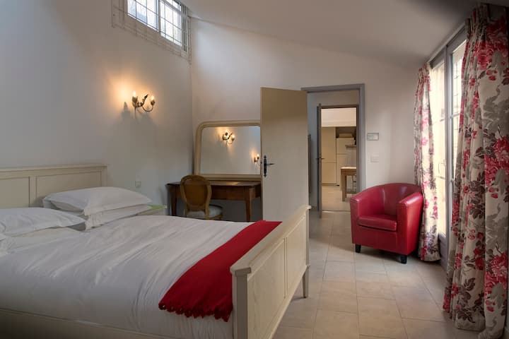 هذه الغرفة الفسيحة الكبيرة التي تفتح على تراس الحديقة هي استوديو فني سابق. 