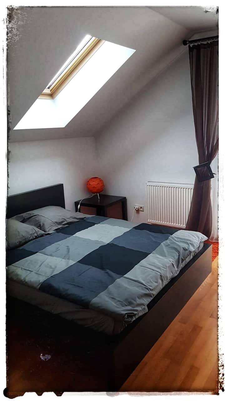 חדר שינה " 2  " עם מיטה זוגית אחת