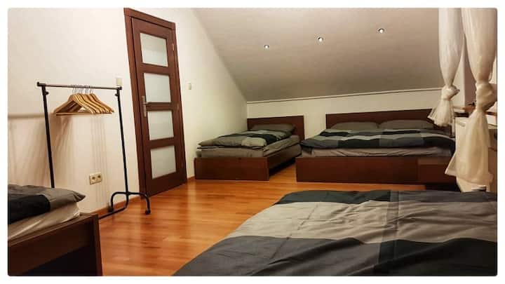  חדר שינה " 4 " עם 4 מיטות (עם שלוש מיטות יחיד  ואחת זוגית)