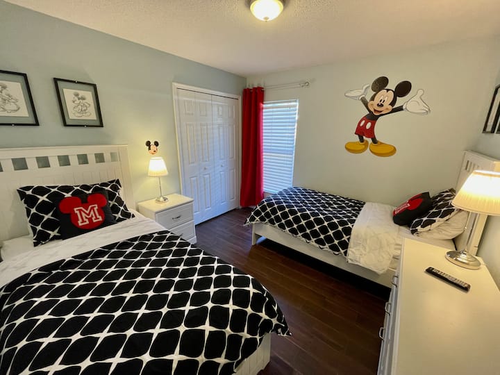 Two twin beds in Mickey room