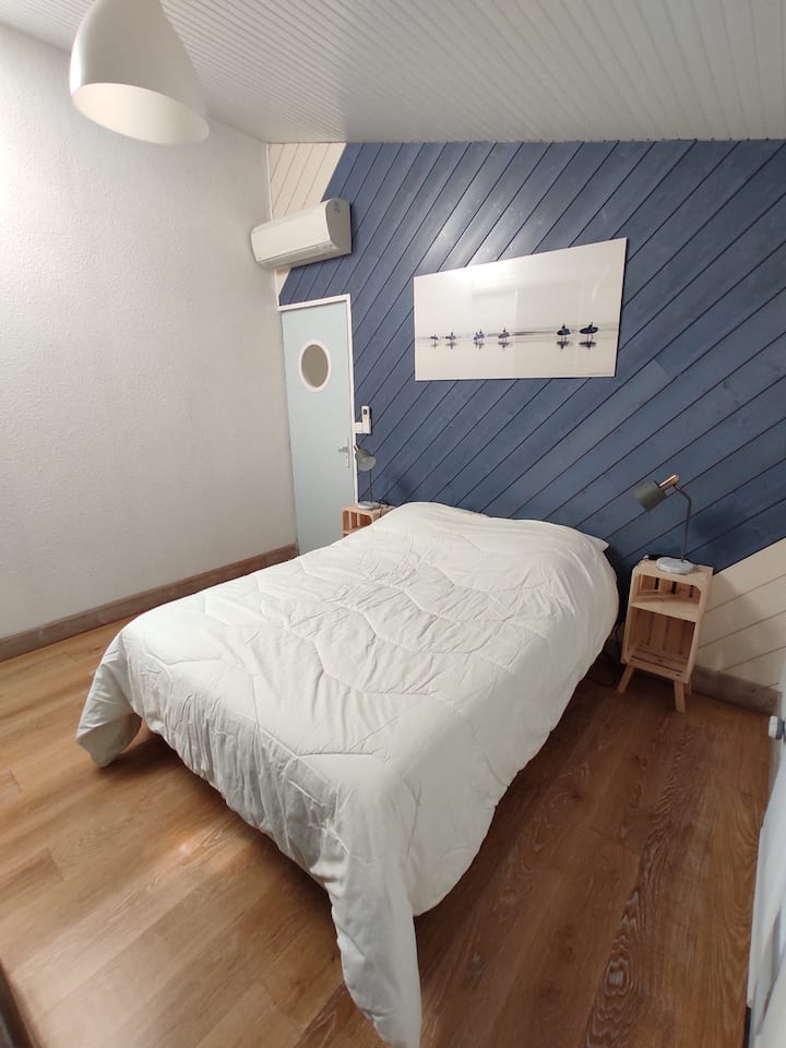 Dvokrevetna spavaća soba s tuš-kadom