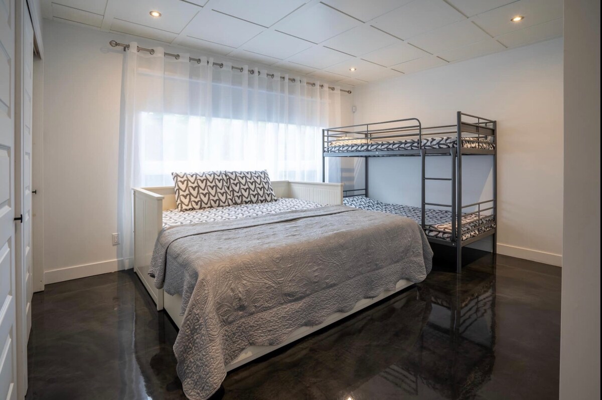 habitación no 3 , literas y una cama Queen grande