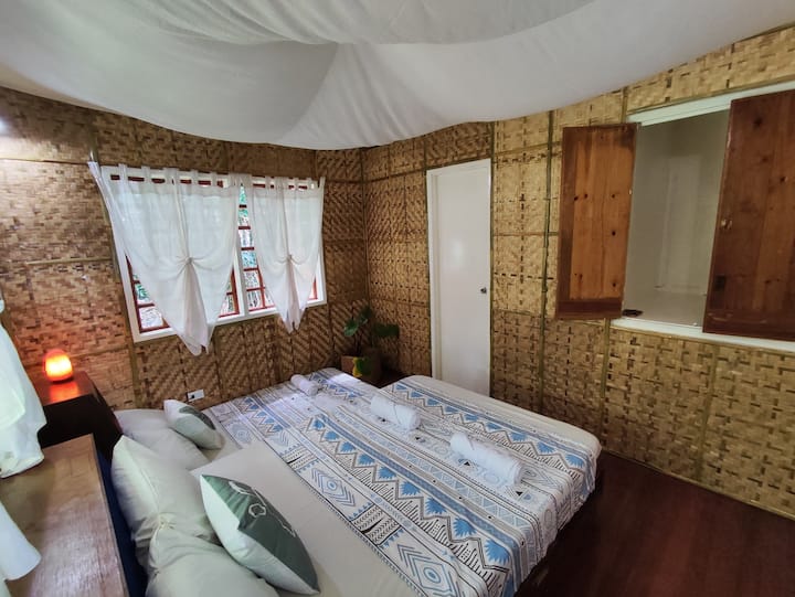 Spálňa 1, VENTILOVANÁ IZBA s kúpeľňou
2 veľké manželské postele s
Skrinka/Úložný priestor
Vhodné pre 4 osoby