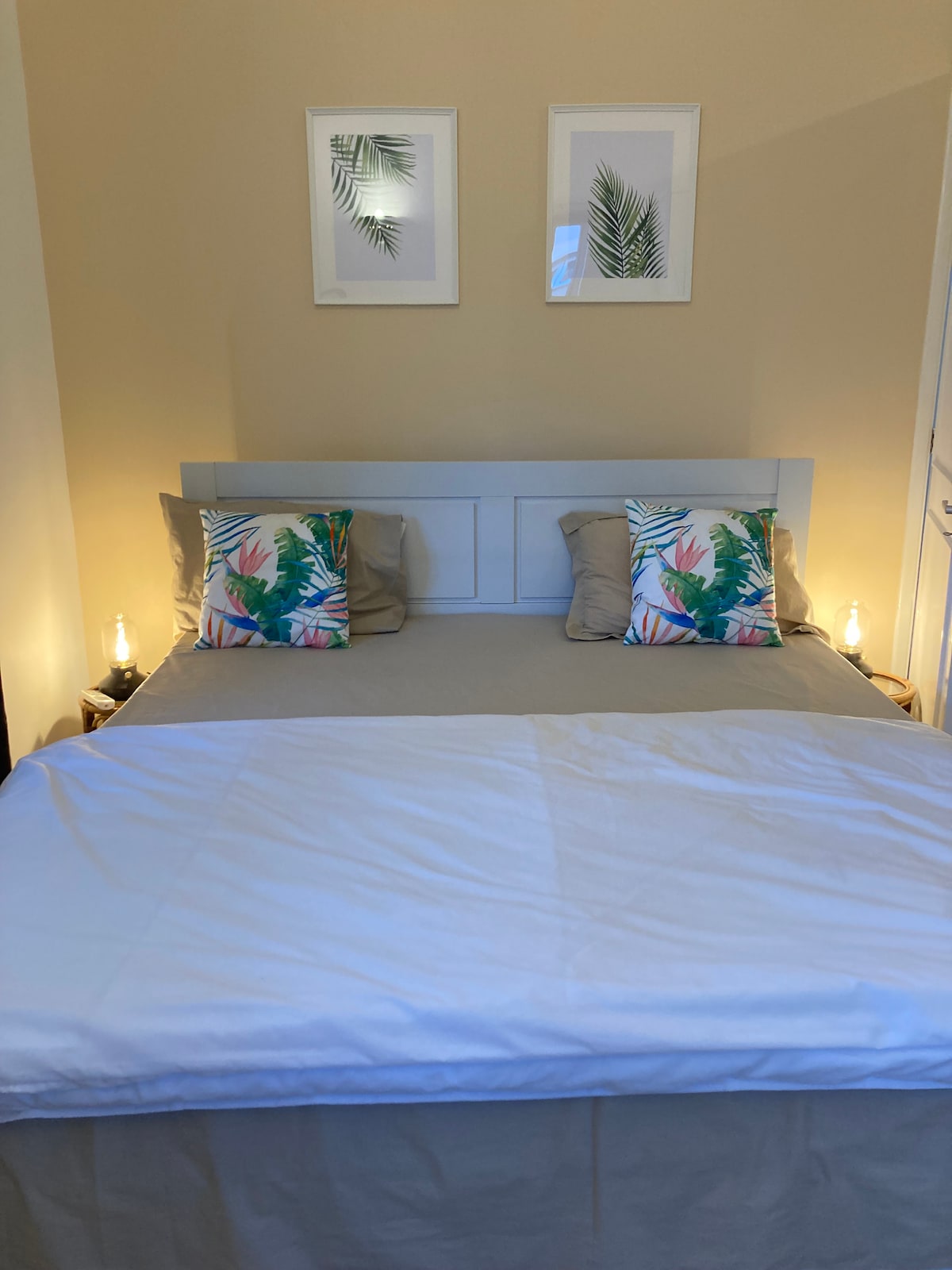 ห้องนอนปรับอากาศพร้อมห้องน้ำในตัวตู้เสื้อผ้าขนาดใหญ่และโต๊ะเครื่องแป้ง